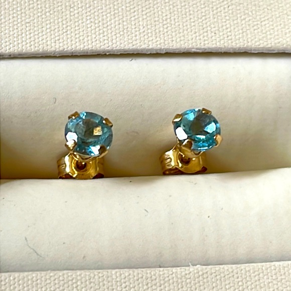 Round cut Blue Topaz Stud Earrings 14K Yellow Gold - Picture 1 of 8